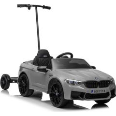 BMW M5 elektromobilis ar papildu platformu, lakots sudraba krāsā