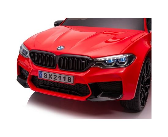 BMW M5 elektromobilis ar papildu platformu, lakots sarkanā krāsā