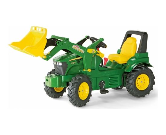 Traktors ar piekabi un lāpstu, zaļš