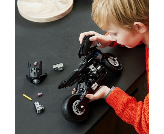 LEGO Technic BATMAN — BATMOTOR™ (42155)