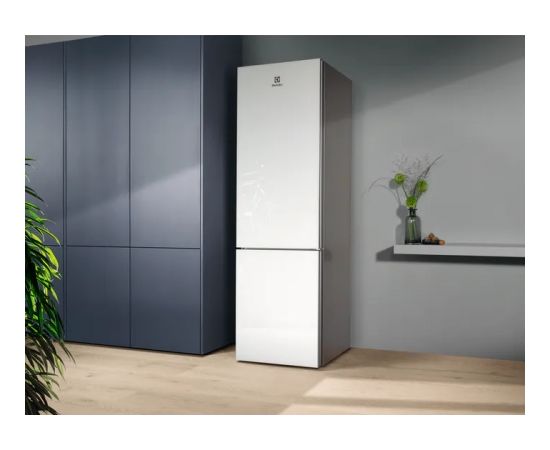 Electrolux LNT7ME36G2 ledusskapis 201cm sudraba