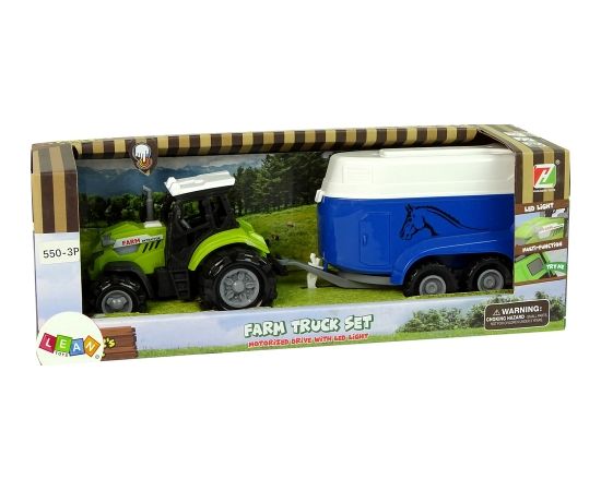 Zaļš traktors ar zilu zirgu piekabi