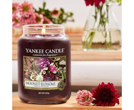 Yankee aromātiskā svece ''Mēness apspīdēti ziedi''