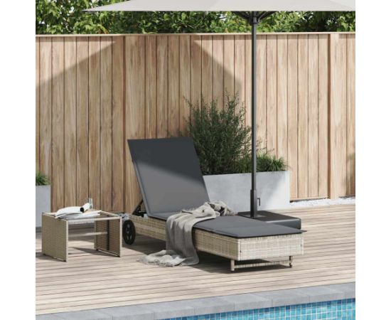 vidaXL Leżak na kółkach, z poduszką, jasnoszary, polirattan Шезлонги и пляжные стулья