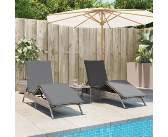 vidaXL vidaXL Leżaki ze stolikiem, 2 szt., szare, polirattan Шезлонги и пляжные стулья