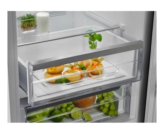 Electrolux LNT7ME32M1 ledusskapis 186cm Melns Ledusskapji